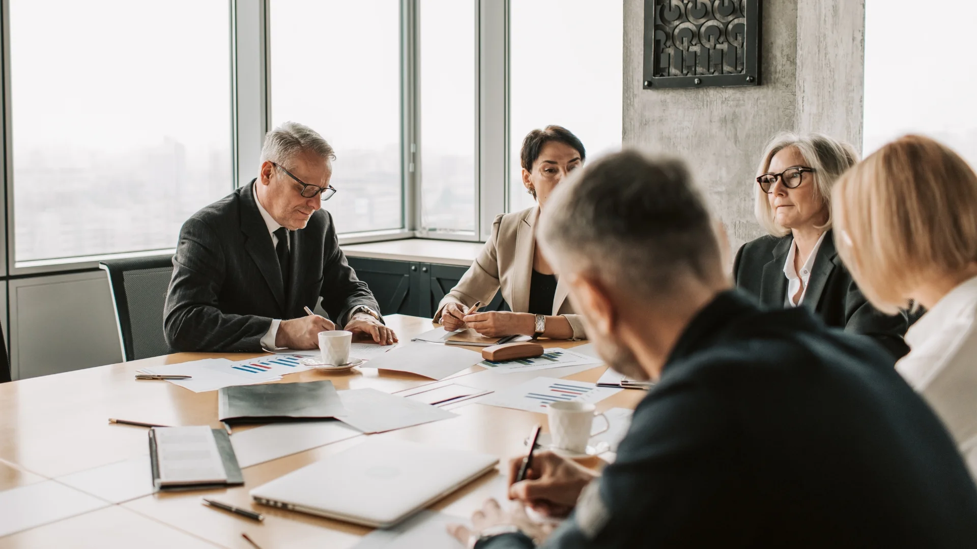 Consulting Experts in Meeting